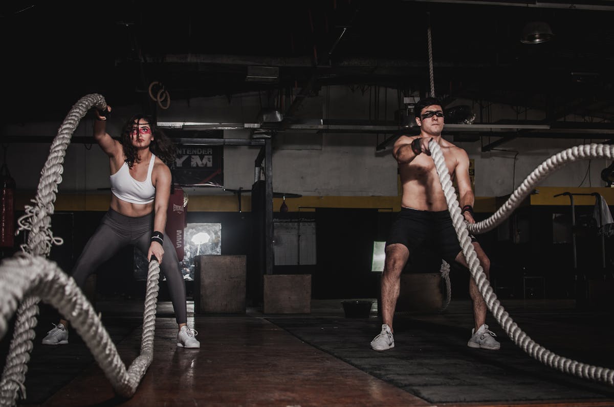 Persona entrenando en gimnasio - creatina monohidratada guía completa