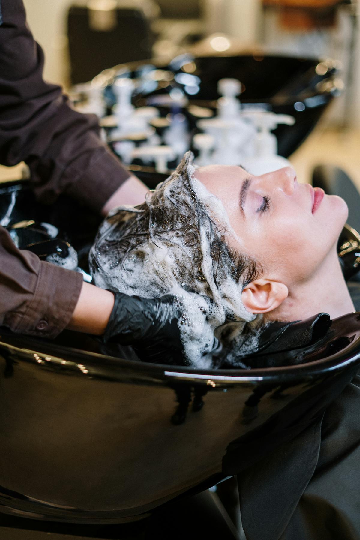 Mujer con cabello saludable y brillante - vitaminas para el cabello México