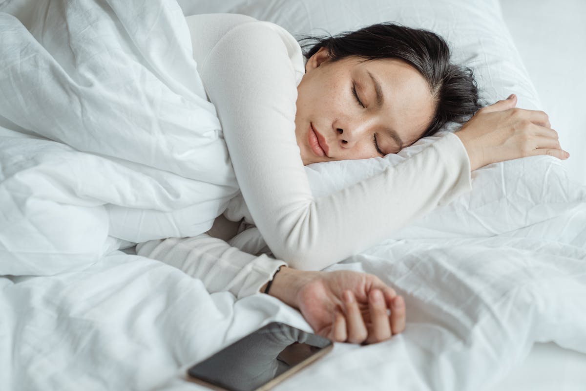 Mujer durmiendo plácidamente - gomitas de magnesio para dormir mejor