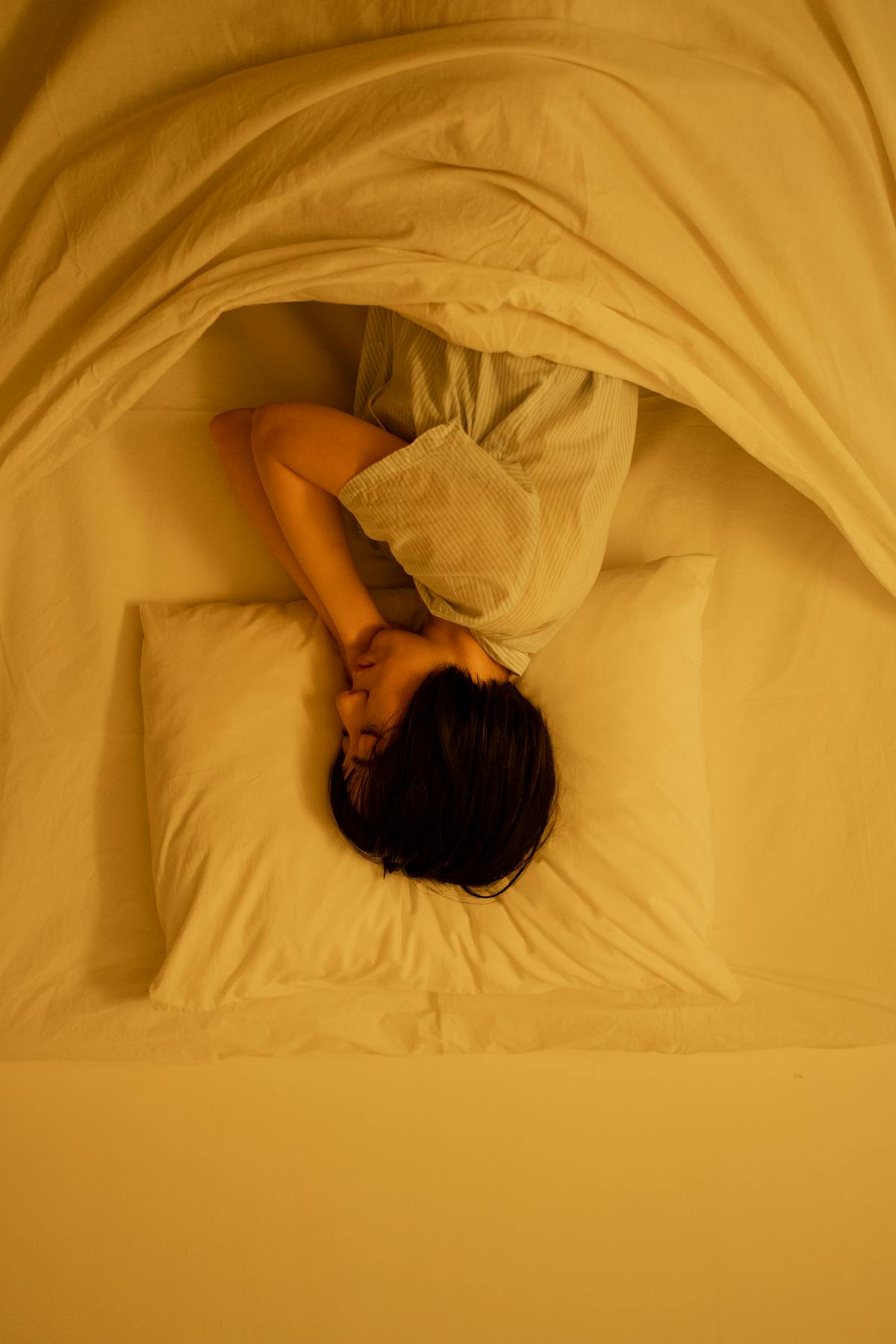 Persona descansando en cama - 5-HTP para sueño y relajación