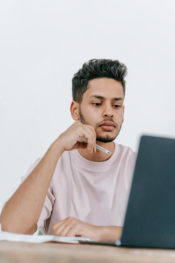 Persona concentrada trabajando en laptop - vitaminas para memoria y concentración