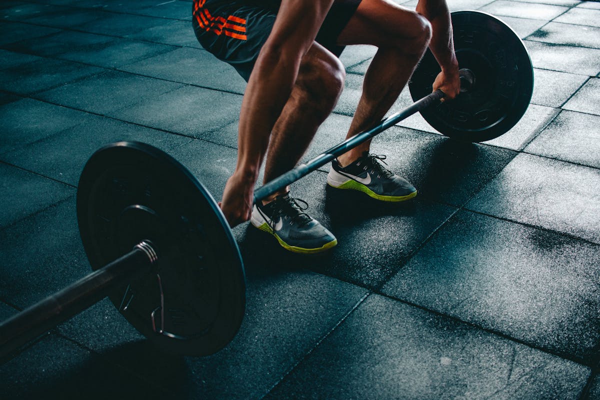 Entrenamiento con pesas en gym - qué creatina comprar en México