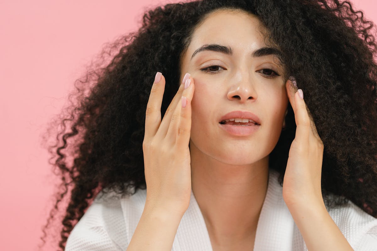 Mujer cuidando su piel - biotina en gomitas para cabello piel y uñas